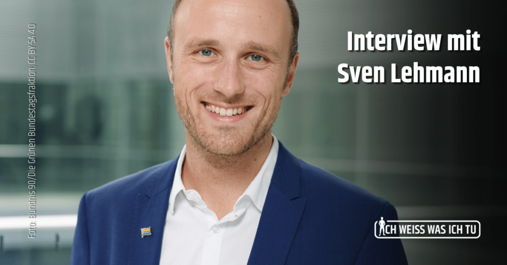 Interview mit Sven Lehmann (Sven Lehmann lächelt in die Kamera)