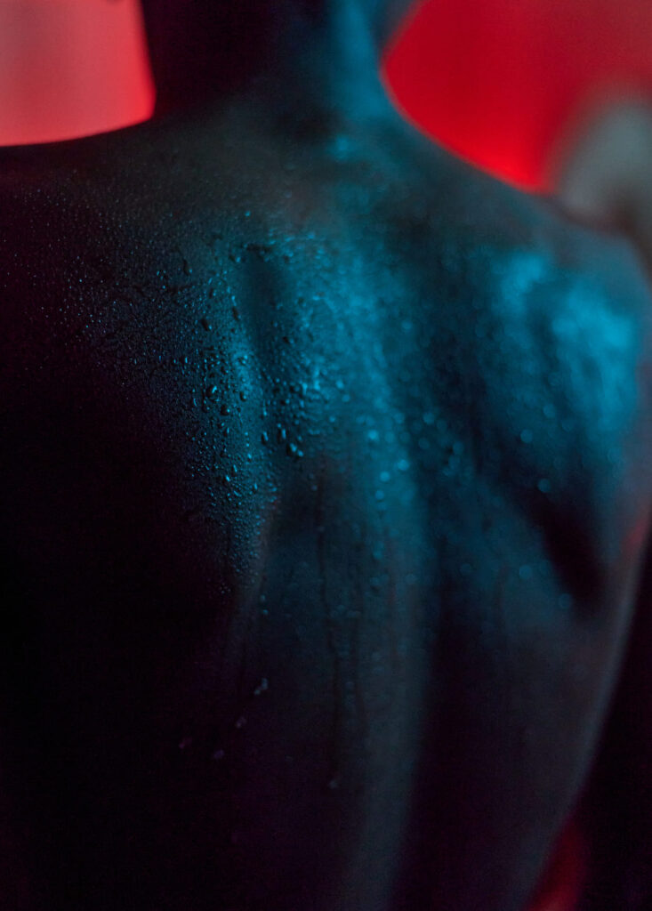 Hamam sex: Close-up of a man’s wet back with drops of water on his skin