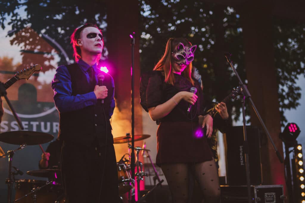 Zwei Künstler*innen stehen mit Mikrofonen beim Rap-Benefizkonzert für das Queere Zentrum Erfurt auf der Bühne.