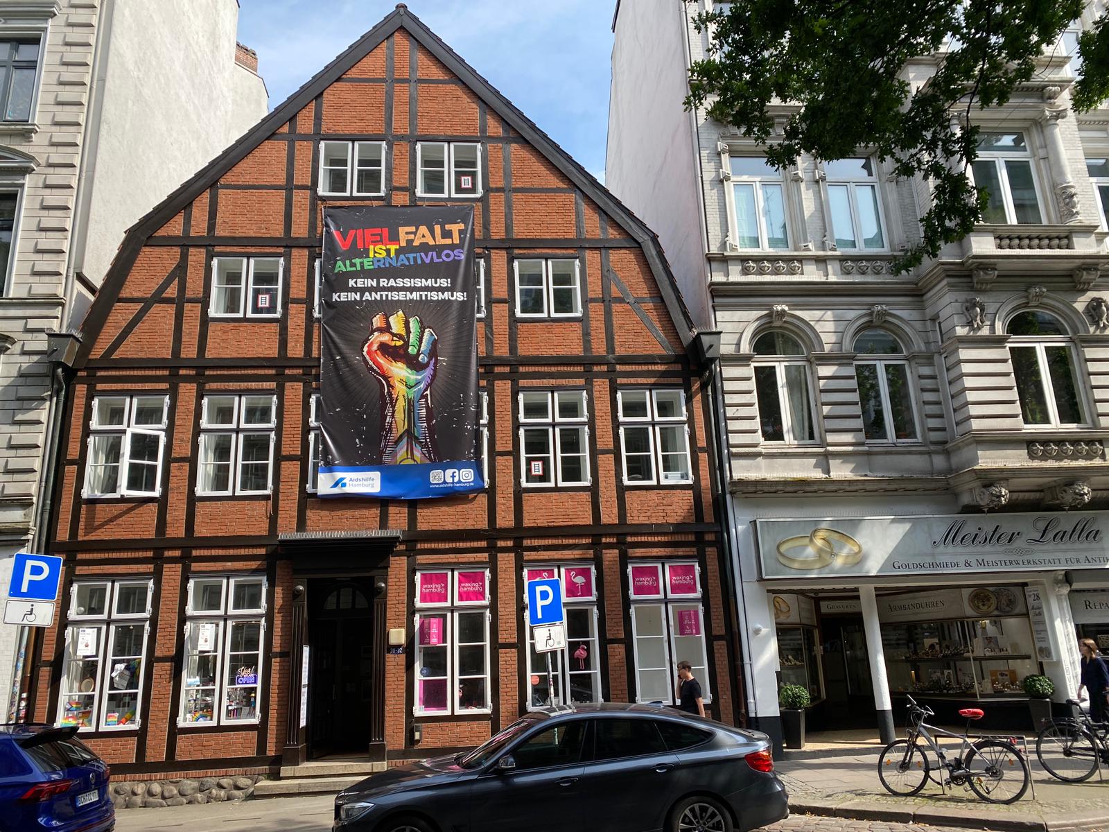 The Aidshilfe Hamburg building with a banner reading „There is no alternative to diversity“