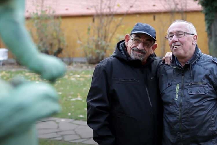 Guido steht mit seinem Partner draußen im Freien; beide lächeln und stehen eng beieinander.