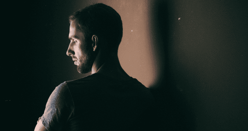 Nachdenklicher Mann, der über seinen möglichen Pornokonsum und Pornosucht reflektiert