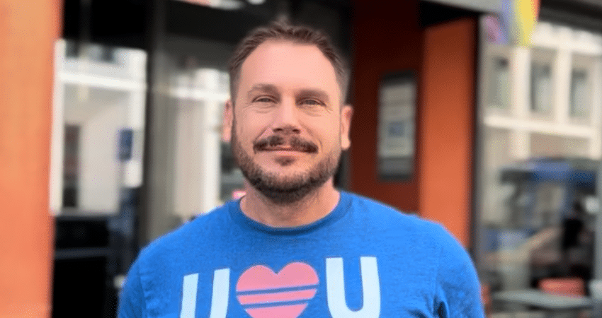 „Florian in the blue shirt with the U=U logo stands outside and looks into the camera.“