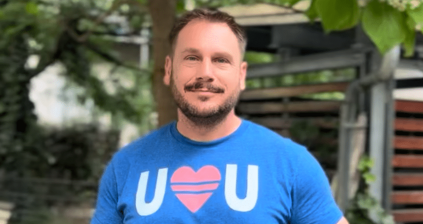 „Florian wears a U=U shirt and talks about HIV, therapy protection and acceptance in the porn job.“