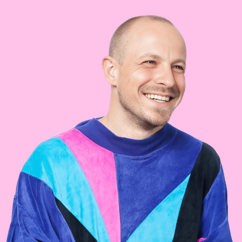 Robi, intergeschlechtlicher Aktivist, mit buntem Oberteil in Inter- und Trans-Farben – sichtbar, stolz und queer.