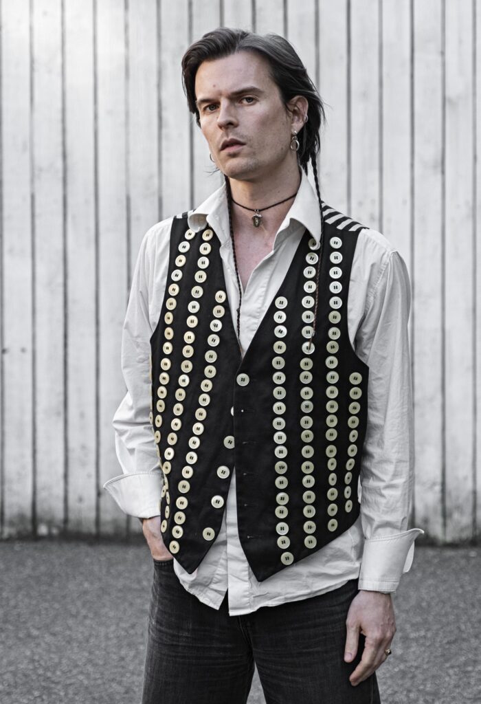 Porträt des Regisseurs des queeren Films „Sauna“ über Liebe in der gay sauna.