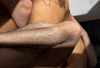 Zwei Männer eng umschlungen – körperliche Nähe beim ersten Dreier