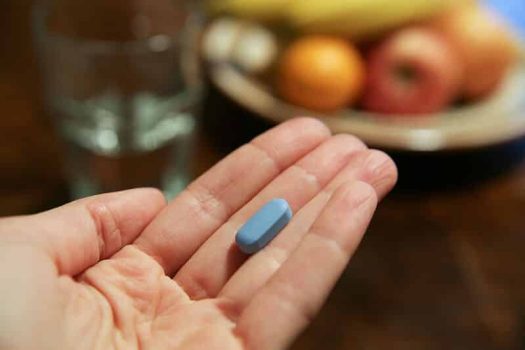 A hand holding a tablet - symbolic image for PEP as an emergency measure in the context of safer sex.