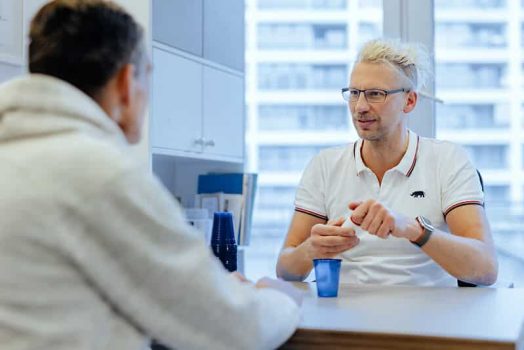 Counselling session between two men - symbolic image for individual advice on safer sex.