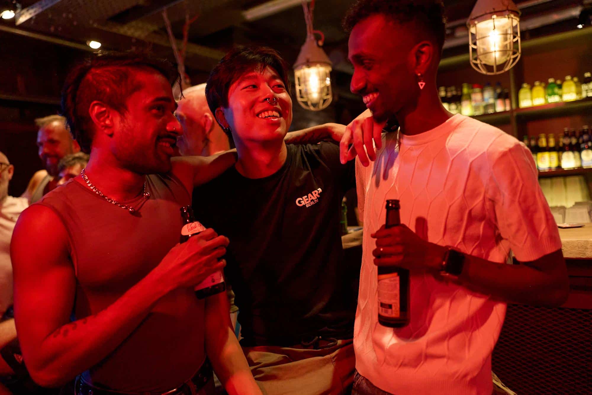 Gruppe queerer Menschen in einer Bar, typische Community-Szene wie im Gay Magazin