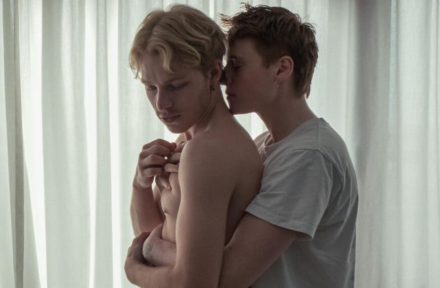 Intime Umarmung zweier Männer in einer Szene aus dem queeren Film „Sauna“ in einer gay sauna.