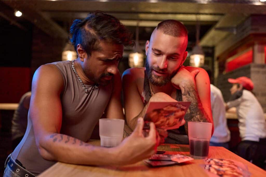 Zwei Personen im Gespräch über die verschiedenen Möglichkeiten der PrEP-Einnahme