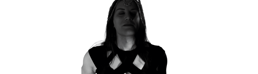 Trans Frau mit geschlossenen Augen – Symbol für Selbstbestimmung und Vertrauen durch PrEP