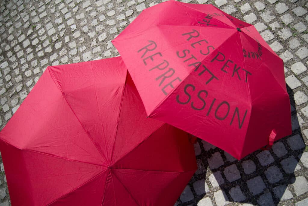 Rote Regenschirme bei einer Protestaktion von Sexarbeiterinnen und Sexarbeitern in Berlin.
