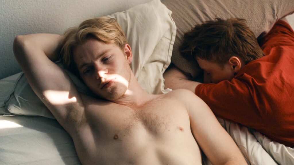 Johan und William in einer intimen Bettszene im queeren Film „Sauna“.
